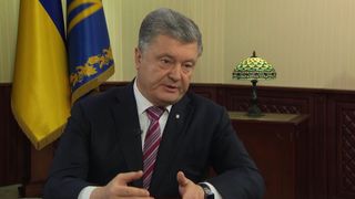 Porochenko a montré des documents de Sky News montrant des chars se massant à la frontière