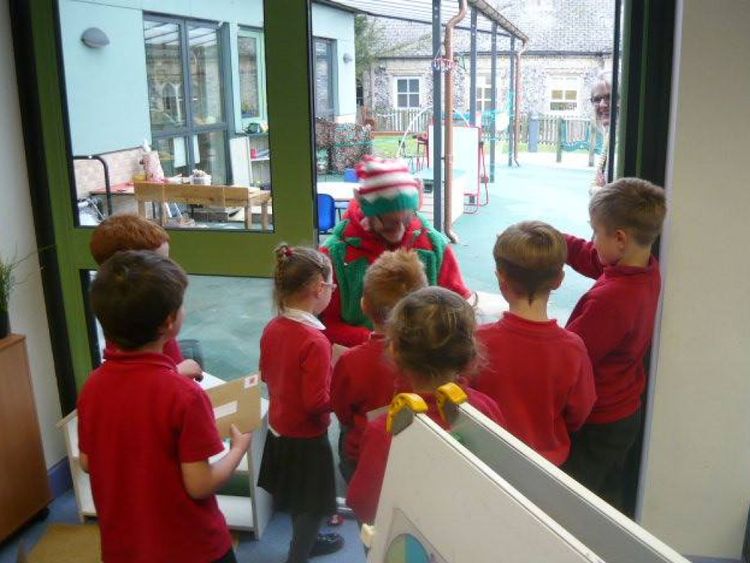 La directrice, Mme Emma Harding, a déclaré que les enfants étaient 