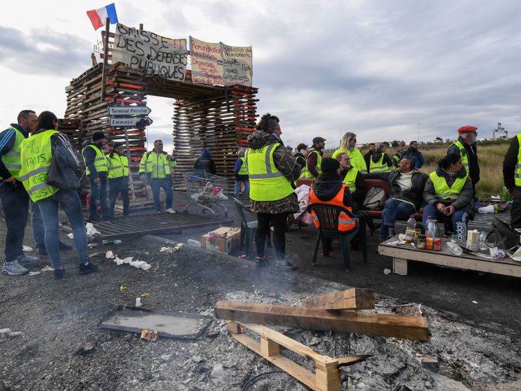 & # 39; Gilet jaune & # 39; les manifestants ont également bloqué les dépôts de carburant 