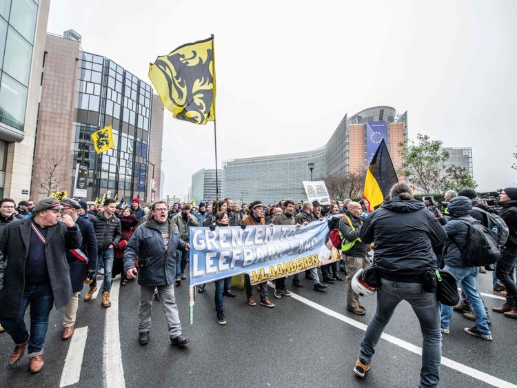 Les gens agitent le drapeau des Flandres en participant à un rassemblement organisé le 16 décembre 2018 à Bruxelles par le parti flamand de droite Vlaams Belang et d'autres organisations, pour protester contre le pacte mondial de l'ONU sur les migrations signé à Marrakech la semaine dernière par Premier ministre belge. - Le maire de Bruxelles a interdit la tenue de cette marche, mais le Conseil d'Etat s'est prononcé contre cette décision et le mach est autorisé. Une contre-marche est également organisée pour une Belgique solidaire. 