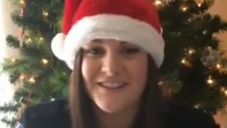 L'agent Sarah lance un appel pour trouver un cambrioleur portant un masque de Rudolph