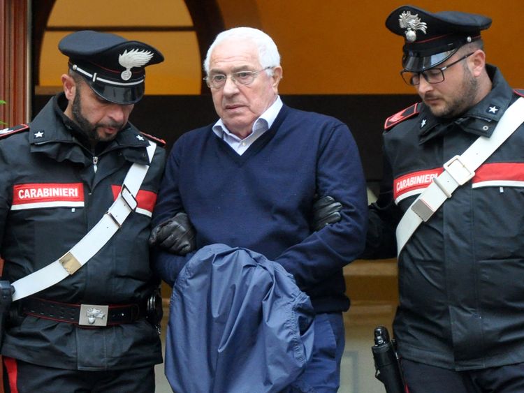 Settimino Mineo (C), bijoutier et nouveau chef de la mafia sicilienne, est escorté par des carabiniers alors qu'il sort d'un commissariat après son arrestation à Palerme