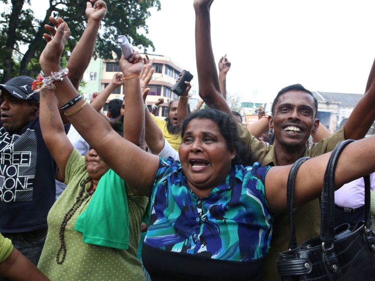 Les partisans de Ranil Wickremesinghe hors de la Cour suprême
