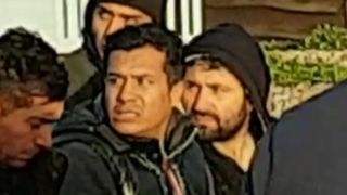 Des migrants présumés arrivent en dériveur sur la plage de Kent