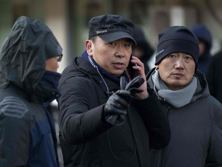 Des policiers en civil sont vus devant le tribunal du numéro 2 à Tianjin 