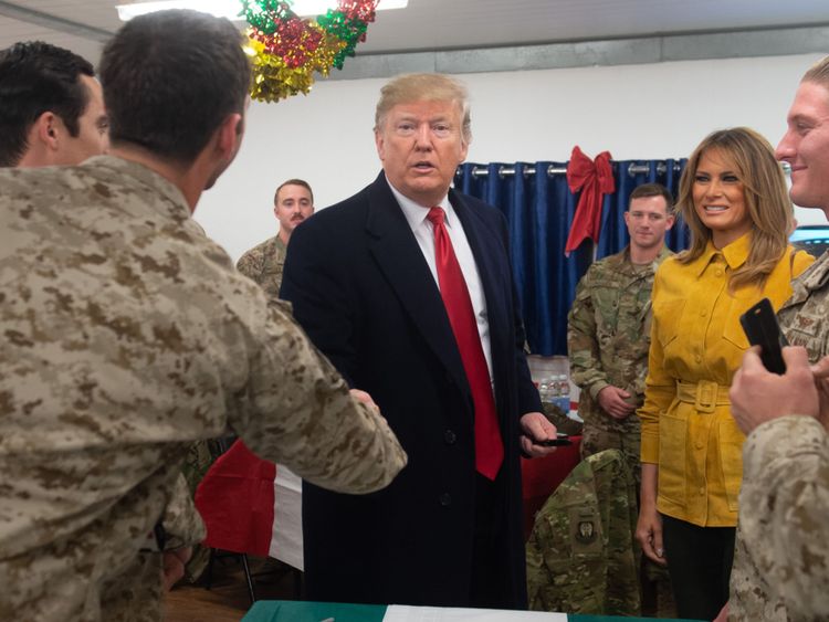 Donald et Melania Trump accueillent des membres de l'armée américaine lors d'une visite surprise à la base aérienne Al Asad en Irak