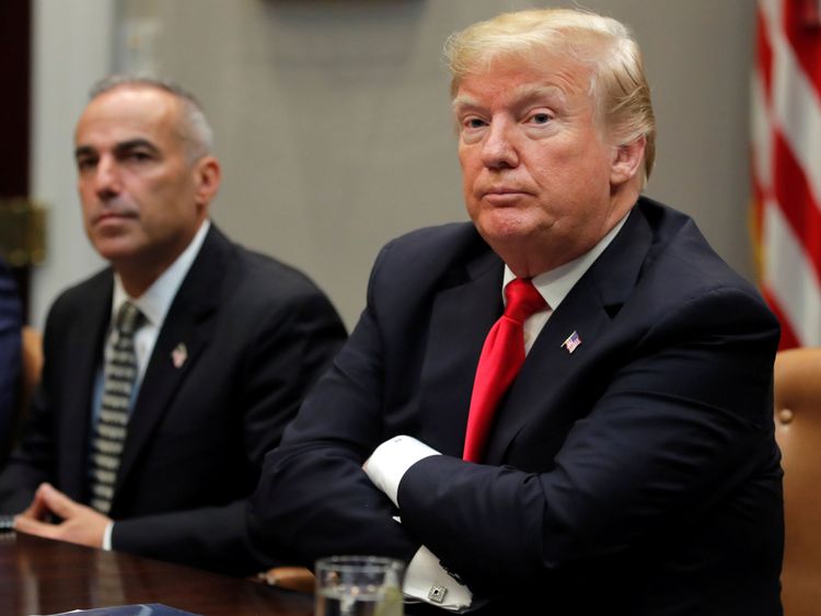L'interdiction est survenue lorsque Donald Trump s'est joint à la table ronde d'un groupe d'experts chargé d'examiner les fusillades dans les écoles.