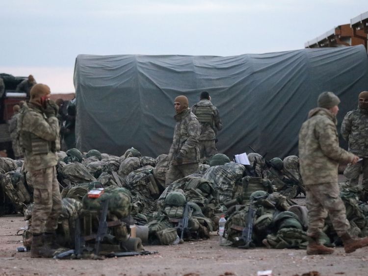 Soldats turcs dans la campagne autour de Manbij