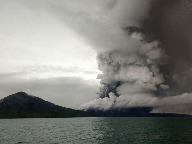 Le volcan Krakatoa Anak (Enfant) en éruption, vu d'un navire sur le détroit de la Sunda, le lendemain de Noël 2018