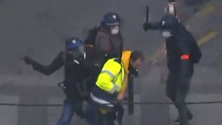 Une manifestante frappée à la matraque et traînée loin