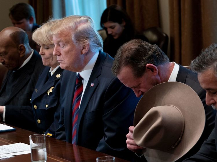 Le président américain Donald Trump et d'autres personnes écoutent une prière lors d'une réunion sur la sécurité des frontières dans la salle du Cabinet de la Maison-Blanche le 11 janvier 2019 à Washington, DC