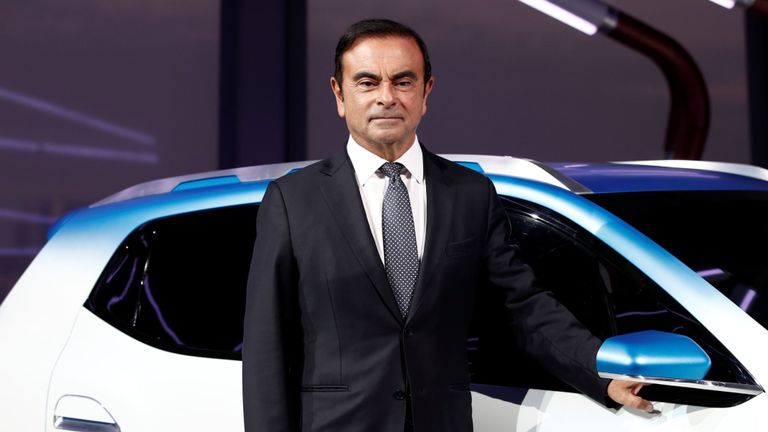 Carlos Ghosn, président-directeur général de l'Alliance Renault-Nissan, pose avec une voiture d'exposition électrique appelée Renault K-ZE avant l'ouverture du salon de l'auto de Paris à Paris, en France, le 1er octobre 2018