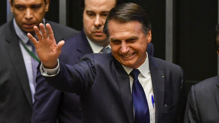 Jair Bolsonaro salue le Congrès avant d’être assermenté en tant que nouveau président du Brésil