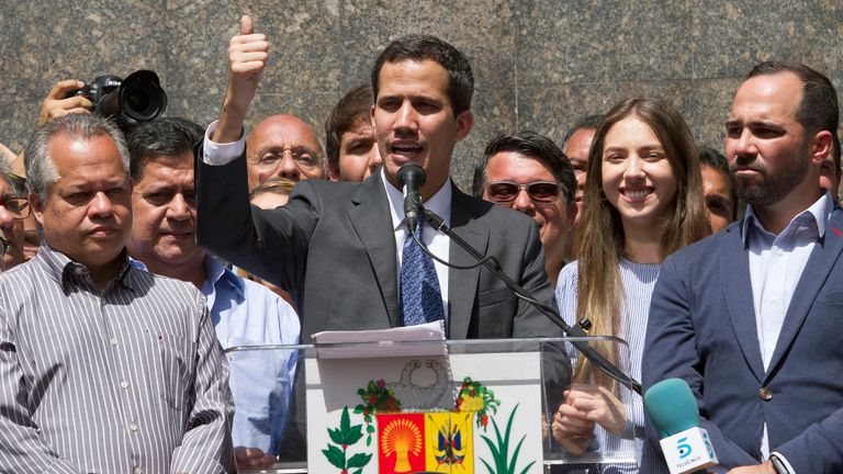 Juan Guaido, au centre, parle au Venezuela