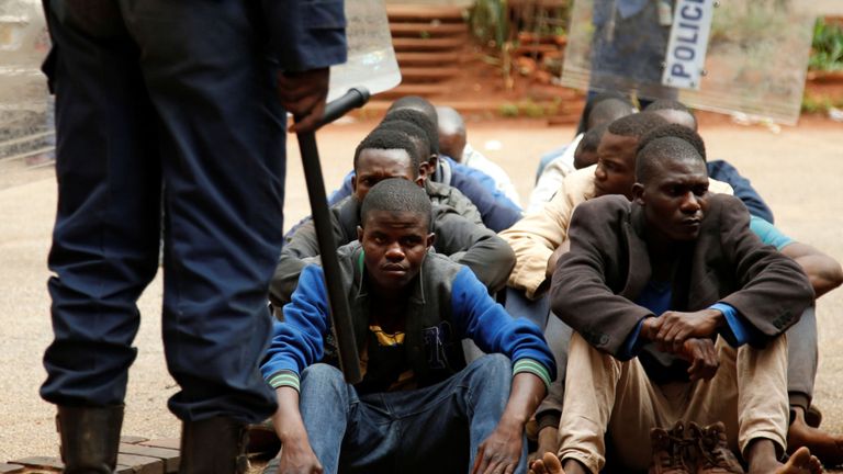 Les personnes arrêtées pendant les manifestations attendent de comparaître devant un magistrat & # 39; tribunal à Harare