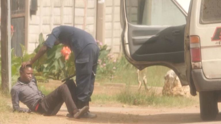 Un homme battu par la police au Zimbabwe