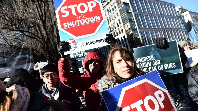 Les travailleurs syndicaux manifestent contre la fermeture du gouvernement