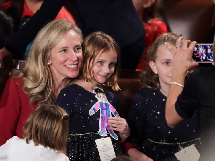 La membre élue Abigail Spanberger (D-VA) pose pour une photo avec ses enfants avant la première session du 116ème Congrès. 
