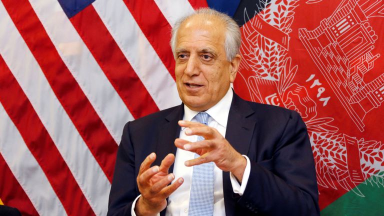 L’envoyé spécial américain pour la paix en Afghanistan, Zalmay Khalilzad, s’adresse aux journalistes après des pourparlers avec les talibans