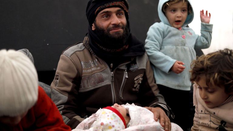 Abu Faraj, un Syrien déplacé de la localité d'al-Shaafa, tient son nouveau-né dans ses bras sous une tente dans le camp d'al-Hol (déplacés internes) d'al-Hol dans le gouvernorat d'Al-Hasakeh, dans le nord-est de la Syrie, le 8 décembre 2018