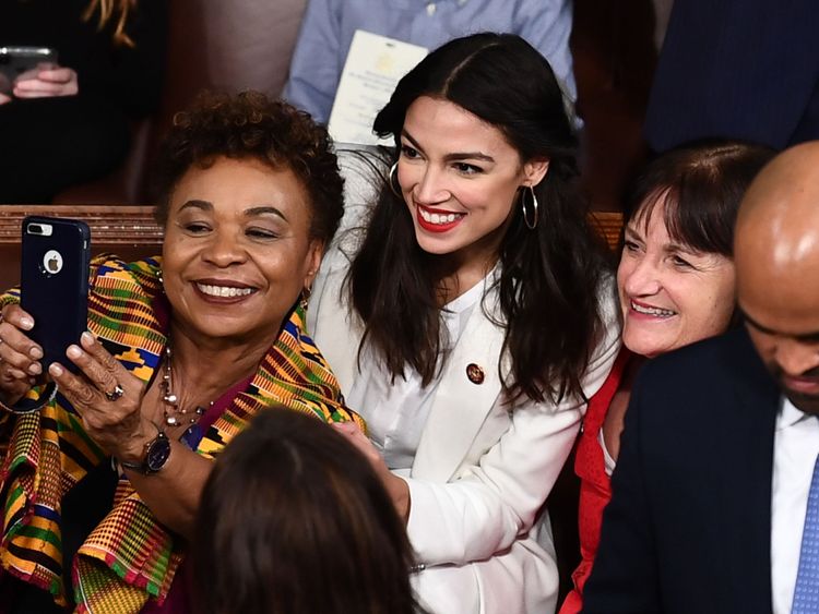Rep Alexandria Ocasio-Cortez (D-NY) pose pour un selfie avant l'assermentation
