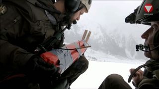 Les autorités autrichiennes ont largué des explosifs dans des hélicoptères pour déclencher des avalanches contrôlées.