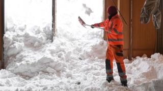La clairance commence dans un hôtel suisse frappé par une avalanche "srcset =" https://e3.365dm.com/19/01/320x180/skynews-avalanche-switzerland_4543639.jpg?20190111172210 320w, https://e3.365dm.com /19/01/640x380/skynews-avalanche-switzerland_4543639.jpg?20190111172210 640w, https://e3.365dm.com/19/01/736x414/skynews-avalanche-switzerland_4543639.jpg?s encore une fois. .365dm.com / 19/01 / 992x558 / skynews-avalanche-switzerland_4543639.jpg? 20190111172210 992w, https://e3.365dm.com/19/01/1096x616/skynews-avalanche-switzerland_4543639.jpg? : //e3.365dm.com/19/01/1600x900/skynews-avalanche-switzerland_4543639.jpg? 20190111172210 1600w, https://e3.365dm.com/19/01/1920x1080/skynews-avalanche-switzerland_4543639.jpg? 20190111172210 1920w, https://e3.365dm.com/19/01/2048x1152/skynews-avalanche-switzerland_4543639.jpg?20190111172210 2048w "tailles =" (largeur minimale: 900px) 992px, 100vw