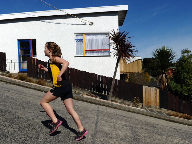 Les concurrents prennent part à une course dans l'une des rues les plus raides au monde à Dunedin, en Nouvelle-Zélande, le 18 septembre 2011.
