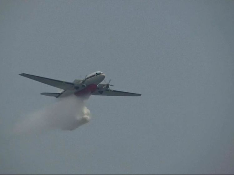 Les avions sont utilisés pour distribuer des produits chimiques qui vont déclencher la pluie pour éliminer la pollution