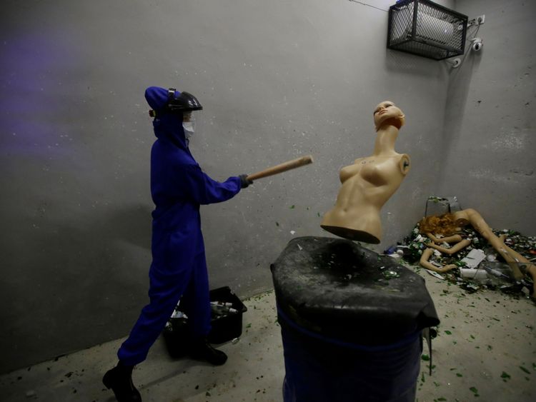 Une femme écrase un mannequin pour libérer de la colère