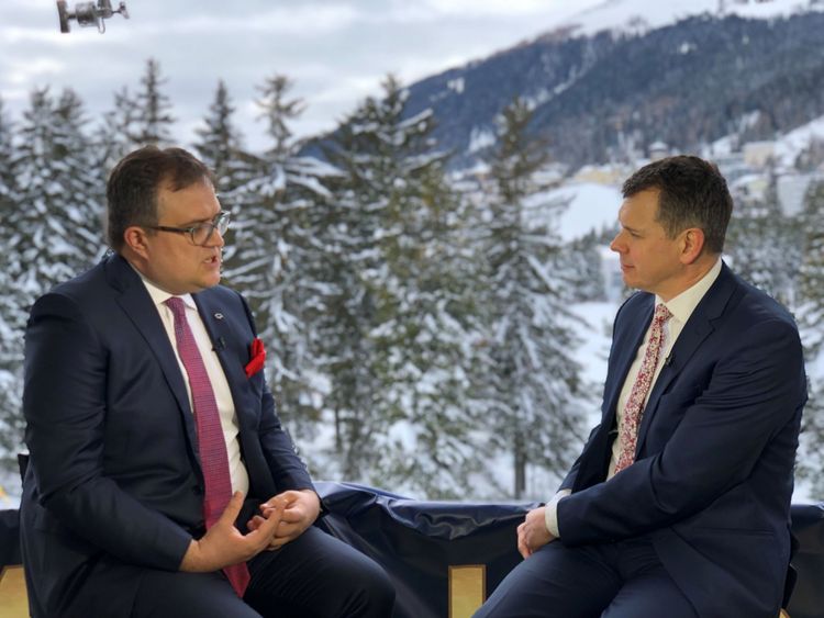Adam Parsons, correspondant de Sky News, s'entretient avec Michal Krupinski, directeur général de la Bank Pekao, à Davos, le 29 janvier 2019.
