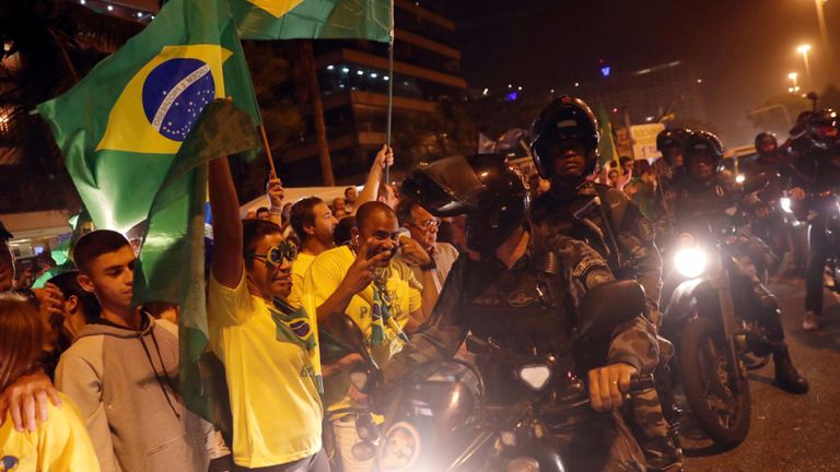 La police chevauche des partisans de M. Bolsonaro à Rio de Janeiro quelques heures avant que son succès ne soit révélé
