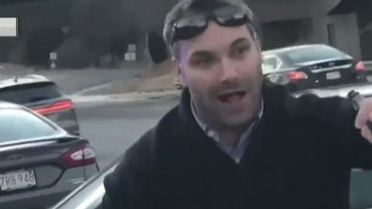 M. Fitzgerald a déclaré que M. Kamrowski avait frappé son pare-brise avec une bouteille d'eau. Pic: NBC10 Boston