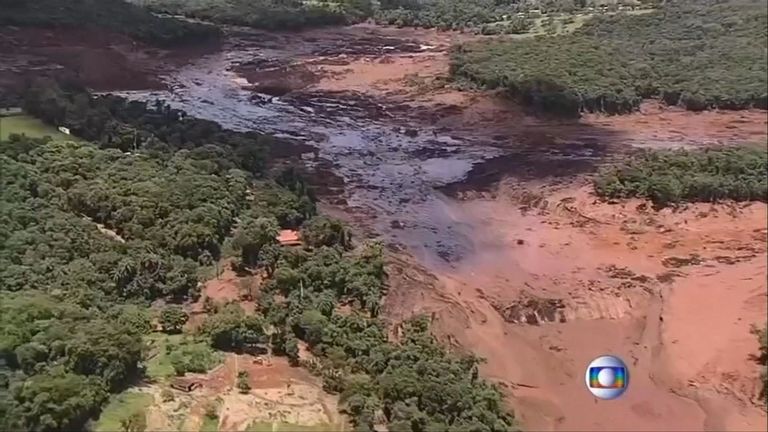Un torrent de boue s'est déchaîné lorsque le barrage s'est collé