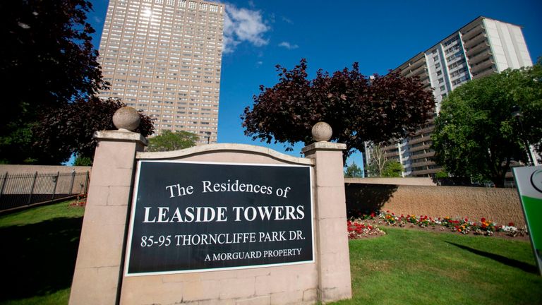 McArthur vivait à Leaside Towers au moment de son arrestation