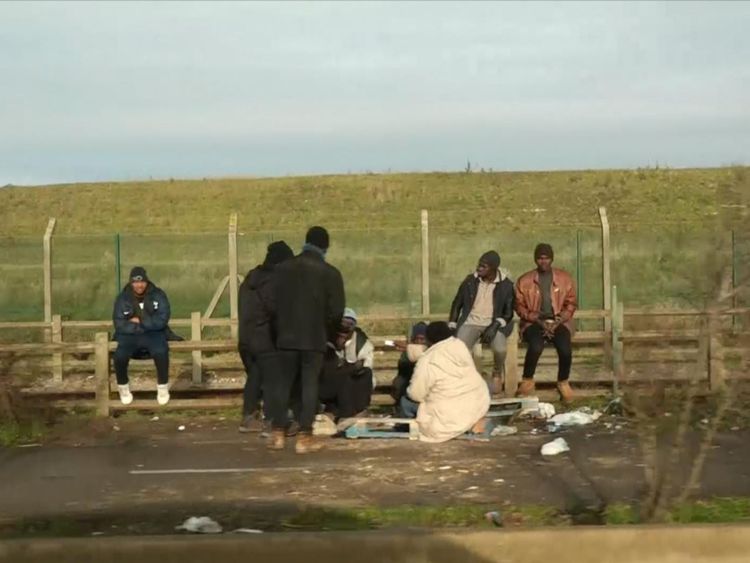 Les migrants restent massivement à Calais malgré la destruction de la jungle de Calais il y a deux ans