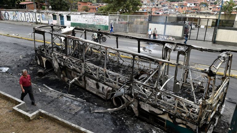 Un bus en panne à Caracas après les émeutes de l'anniversaire du soulèvement de 1958 qui renversa une dictature militaire
