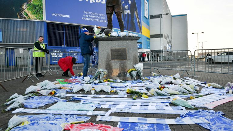 Des fleurs et des écharpes ont été laissés en dehors du stade de la ville de Cardiff