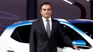Carlos Ghosn, président-directeur général de l'Alliance Renault-Nissan, pose avec une voiture d'exposition électrique appelée Renault K-ZE avant l'ouverture du salon de l'auto de Paris à Paris, en France, le 1er octobre 2018
