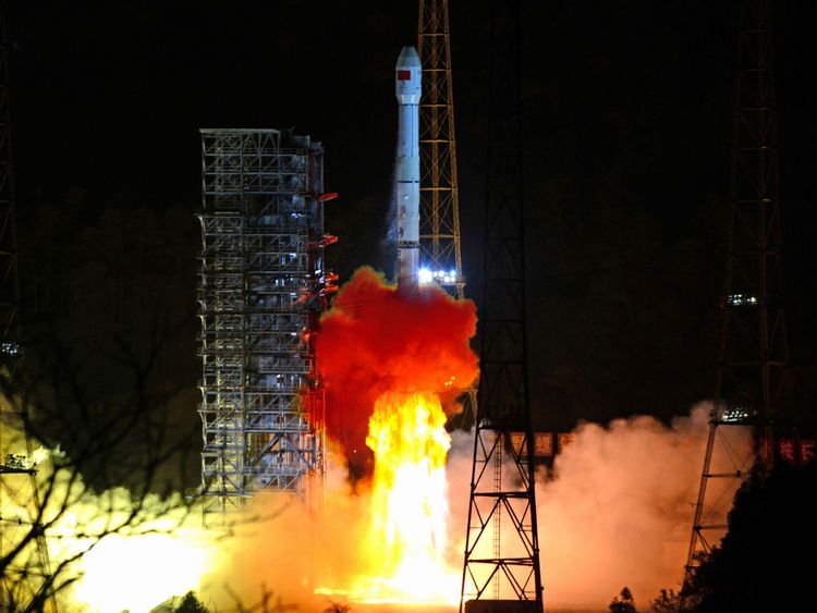 Une fusée de longue durée Mars-3B portant la sonde lunaire Chang & e 4 décolle du centre de lancement de satellites de Xichang dans la province du Sichuan en Chine le 8 décembre 2018