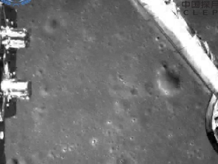 Cette image du côté obscur de la lune est prise par la caméra après l'atterrissage en douceur au dos du détecteur Moon 4. Photo: Administration spatiale nationale de Chine 