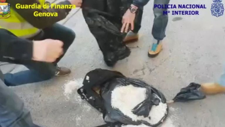 La police a rempli à nouveau les sacs de sport avec du sel avant de les envoyer.