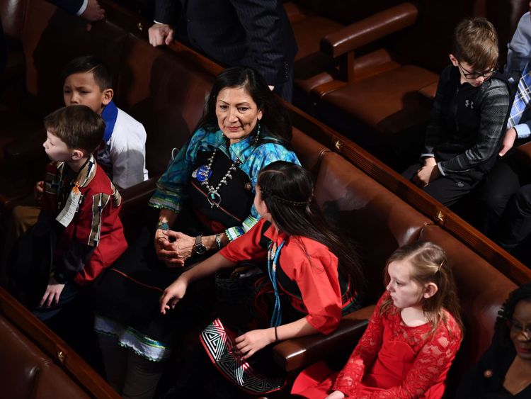 Rep. Deb Haaland (D-NM) avant la cérémonie d'assermentation