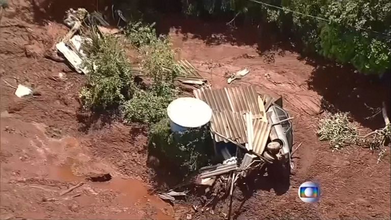Les maisons et les véhicules ont été détruits