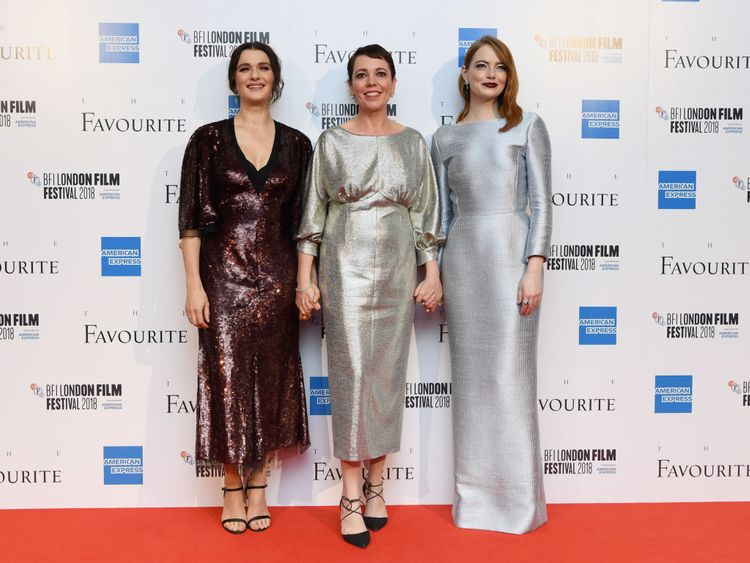 Les trois principales femmes de The Favorite posent sur le tapis rouge