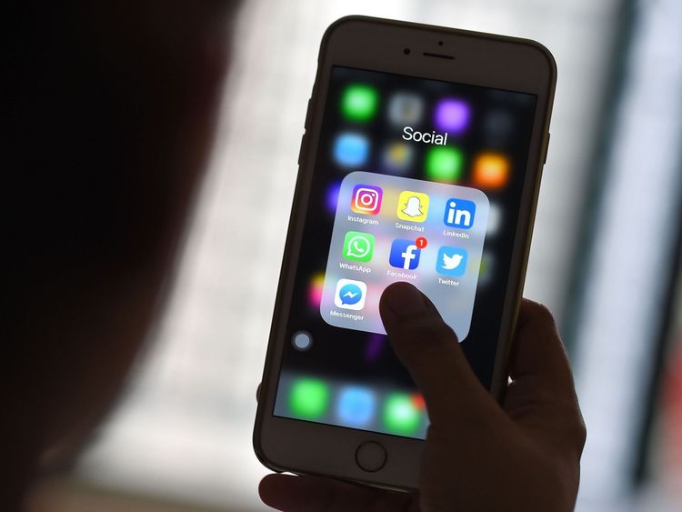 Cette illustration prise le 22 mars 2018 montre une femme en train de regarder des applications de réseautage social telles que Facebook, Instagram, Snapchat, Whatsapp, Twitter, Messenger et Linkedin sur un smartphone à Kuala Lumpur. / AFP PHOTO / Manan VATSYAYANA (Le crédit photo doit se lire comme suit: MANAN VATSYAYANA / AFP / Getty Images)
