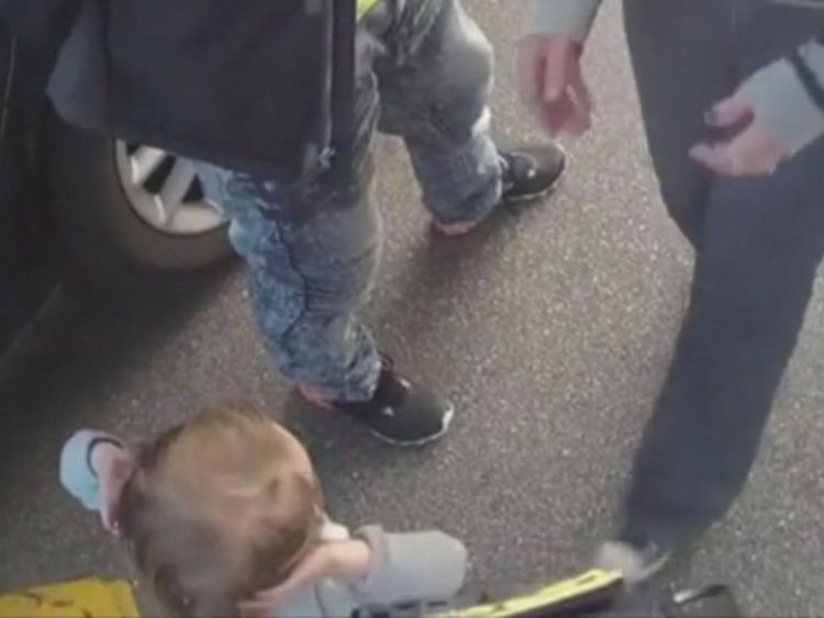 Des images de la caméra du corps de la police montraient la jeune fille prise par sa mère