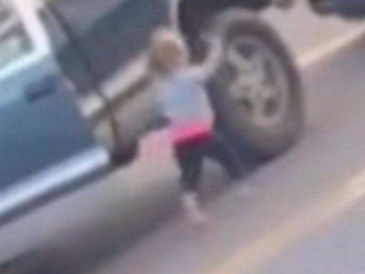 La jeune fille a marché vers la police avec ses mains en l'air