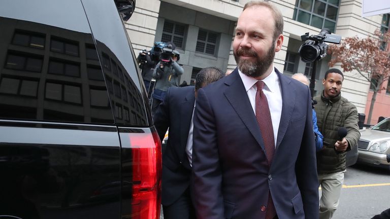 Richard Gates, ancien associé de Paul Manafort, quitte le palais de justice fédéral de Prettyman après une audience tenue le 23 février 2018 à Washington, DC