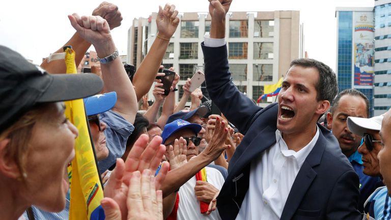 Juan Guaido, président de l'Assemblée nationale du Venezuela, applaudit ses partisans après son accession à la présidence.